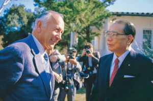 Ikeda Sensei meets with journalist and humanist Norman Cousins, who spoke tirelessly for nuclear abolition and was deemed the “conscience of America,” Los Angeles, Feb. 4, 1987.