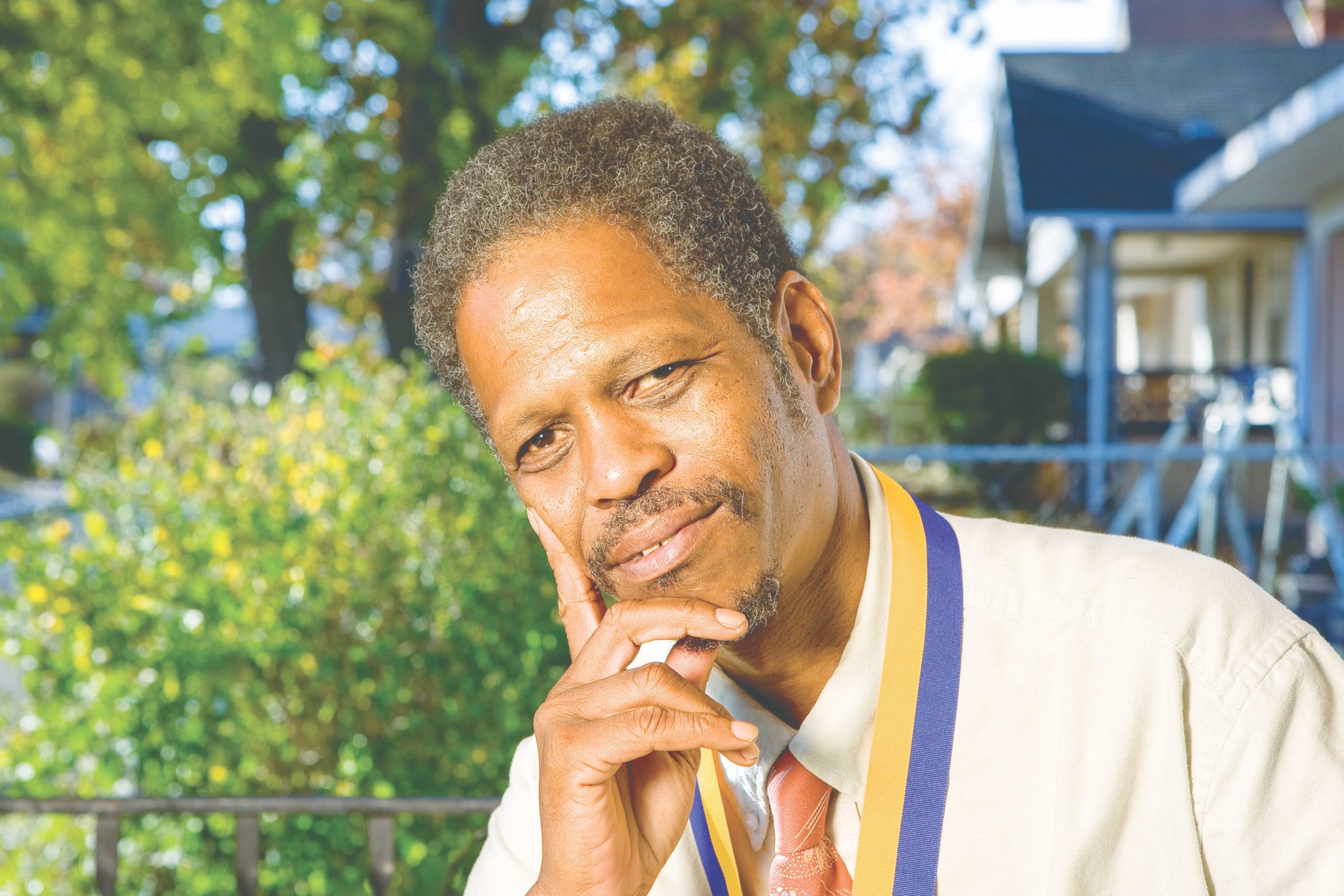 Civil rights icon Alvin Sykes dons the SGI-USA Humanitarian Award he received on May 3, 2008, for his contributions to the betterment of society.