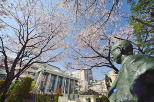 [08851-201504161424060021794319.jpg] A bust of second Soka Gakkai president Josei Toda watches over the Hall of the Great Vow for Kosen-rufu adorned by cherry blossoms. (Shinanomachi, Tokyo, March 31, 2015)